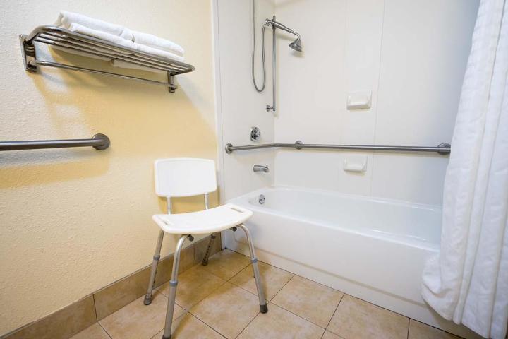 Agencement de salle de bain pour PMR, Lisieux